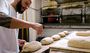 Panettiere inforna pane bio grani antichi
