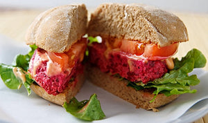 Come preparare dei burger vegani di miglio e barbabietola