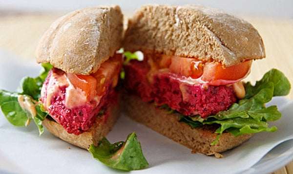 Come preparare dei burger vegani di miglio e barbabietola