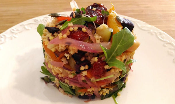 Una coloratissima insalata di miglio e ceci