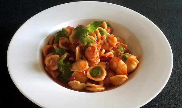 ORECCHIETTE CAPPELLI CON GAMBERI, DATTERINI E PESTO