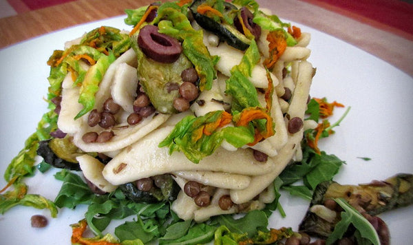 Pasta con rucola, lenticchie e olive