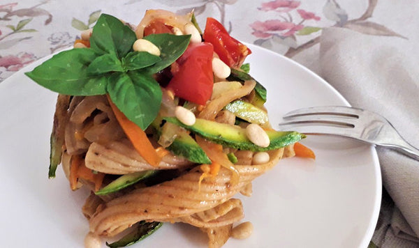 Insalata di Torchietti con pomodori, zucchine e pinoli