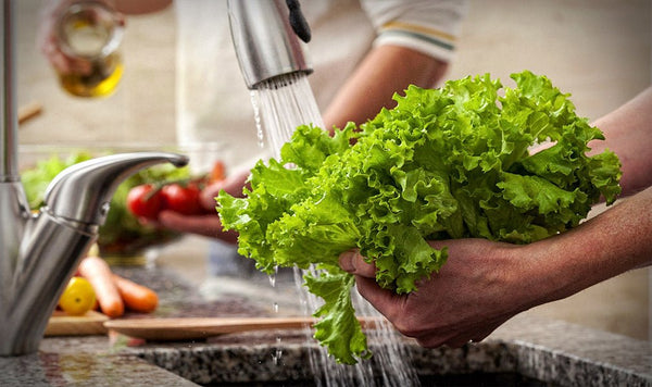 Lavare la verdura non elimina i residui chimici