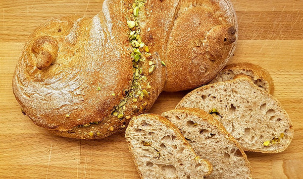 Pane fatto in casa con farina di farro e pistacchi.