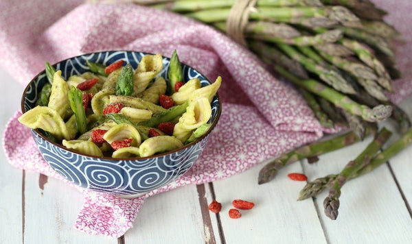 Pasta di grano khorasan con asparagi e bacche di goji
