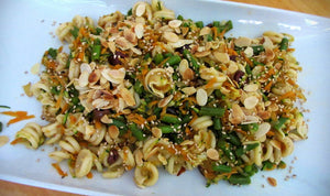 Insalata di pasta con verdure e mandorle