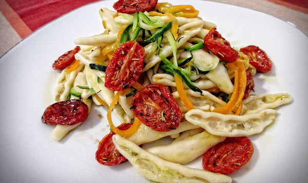 Pasta carote, zucchine e pomodori confit
