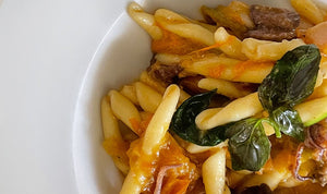 FUSILLI PAESANI, CALAMARI, DATTERINO, FIORI DI ZUCCA.