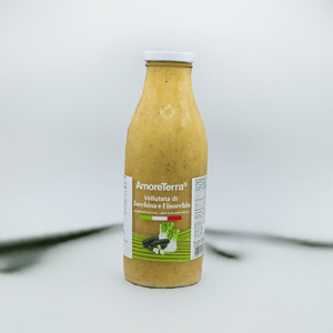 La bottiglia di vellutata bio AmoreTerra risalta su uno sfondo grigio elegante, ideale per un utilizzo minimal e raffinato nelle campagne online e nei feed social.