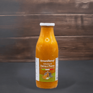 Bottiglia in primo piano su uno sfondo scuro e minimalista, che valorizza il colore caldo della vellutata. Un look raffinato e professionale per presentare il prodotto su canali premium.