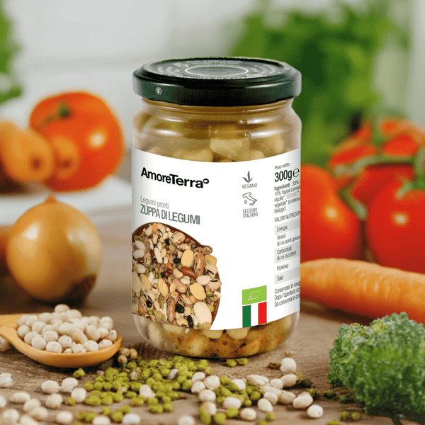 Close-up dei legumi biologici nella zuppa artigianale, pronta in 3 minuti